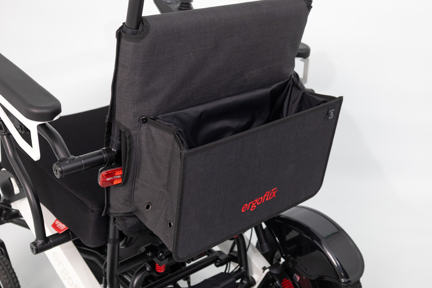 Das Bild zeigt die R&uuml;ckenlehne eines ergoflix-Rollstuhls von hinten, dort ist die neue Rollstuhltasche angebracht.